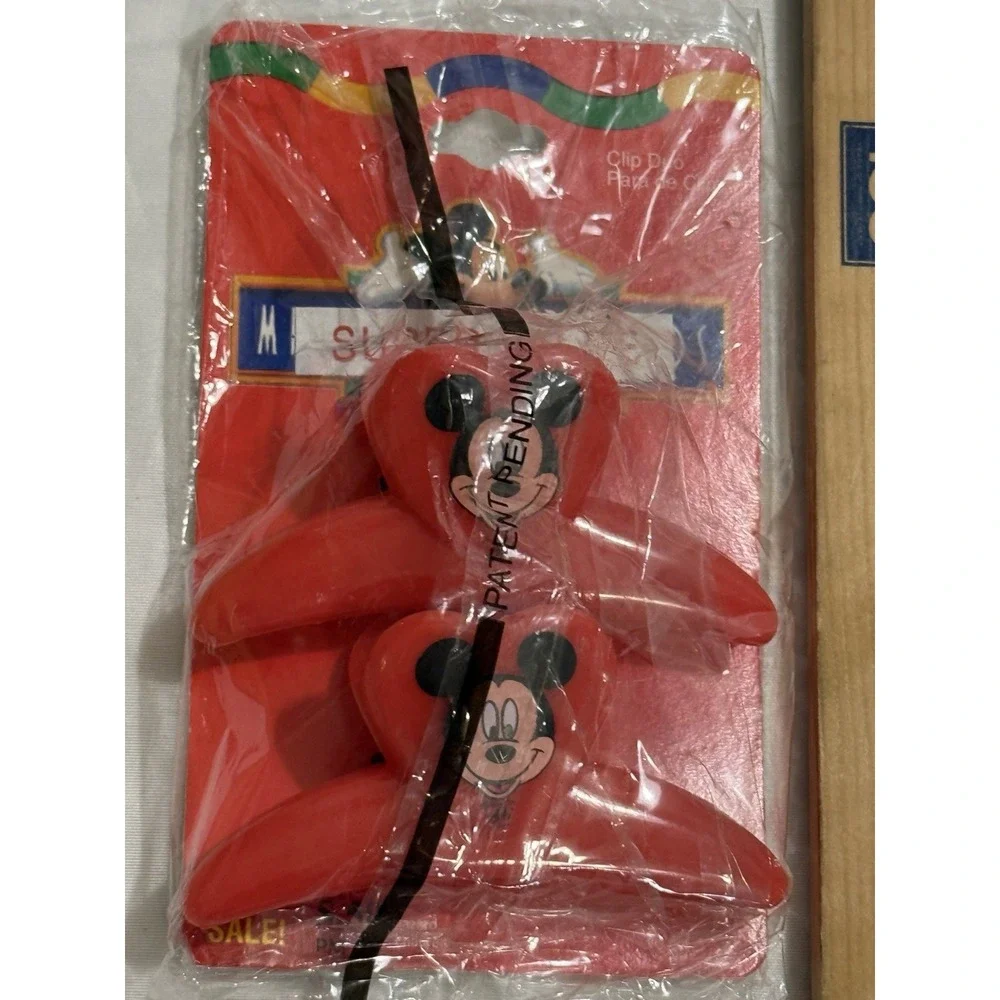 Mickey Mouse‎ Lot of  12 Vintage Figurine Keychains And 1996 Metal Tin And Clips
